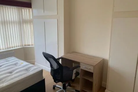 4 bedroom semi-detached house for rent