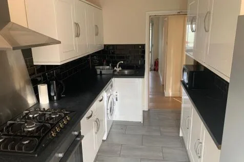 4 bedroom semi-detached house for rent