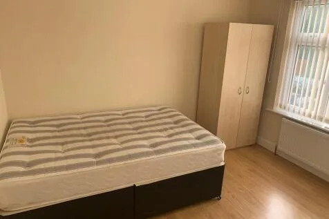 4 bedroom semi-detached house for rent