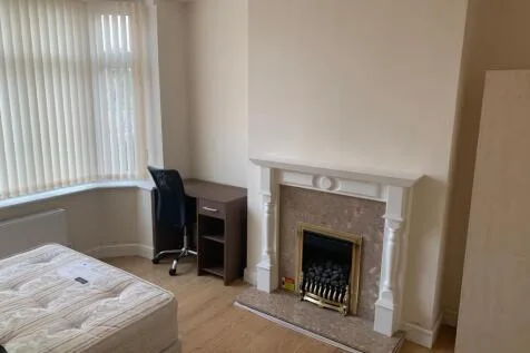 4 bedroom semi-detached house for rent