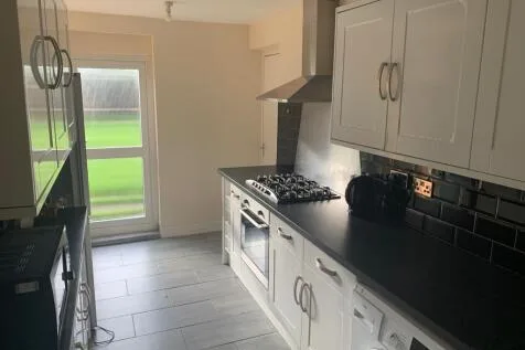 4 bedroom semi-detached house for rent
