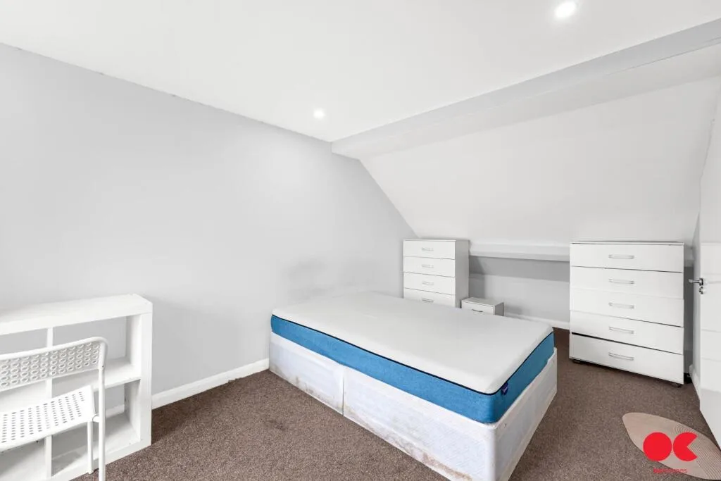 4 bedroom end of terrace house for rent