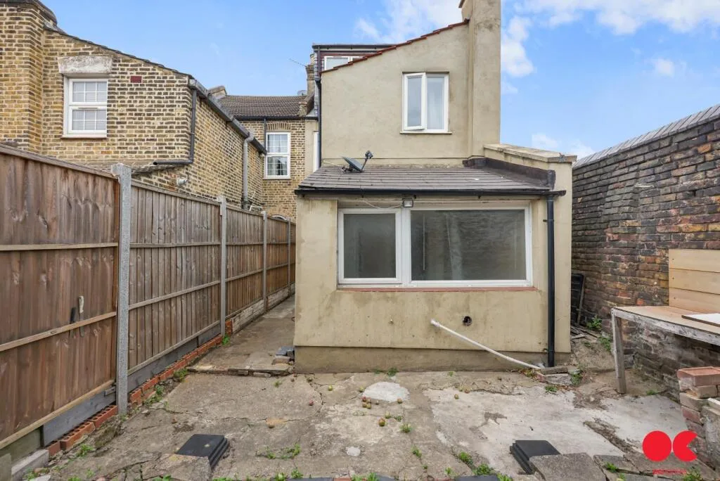 4 bedroom end of terrace house for rent