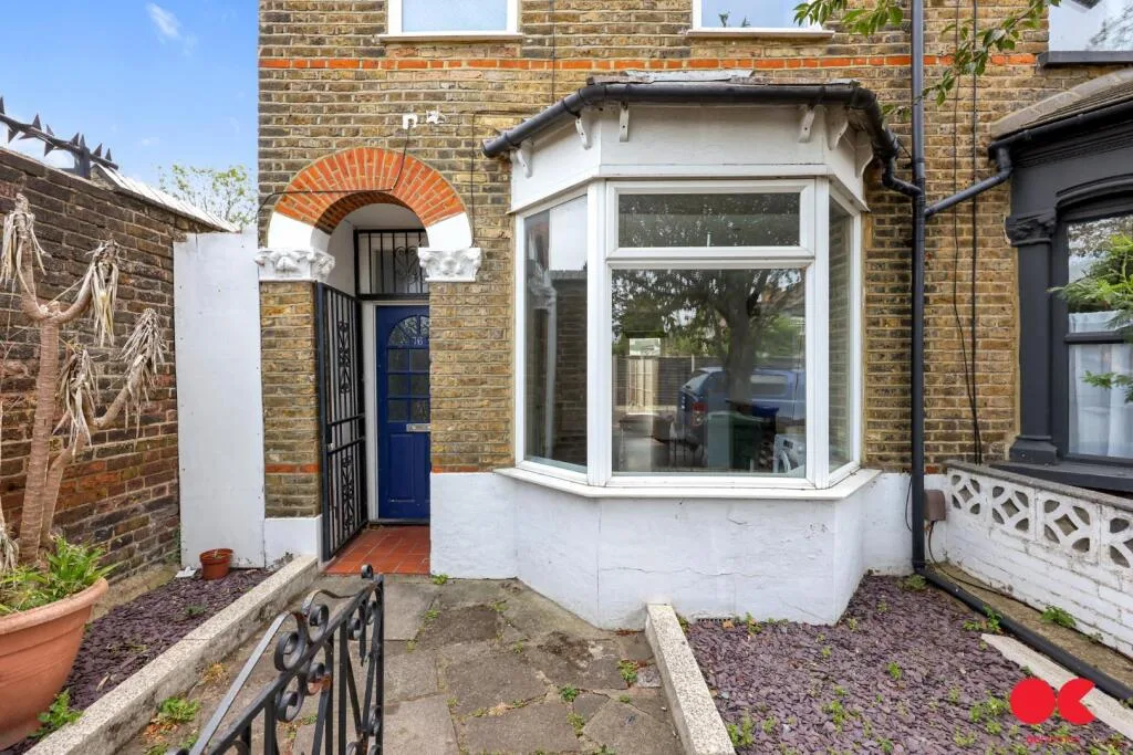 4 bedroom end of terrace house for rent