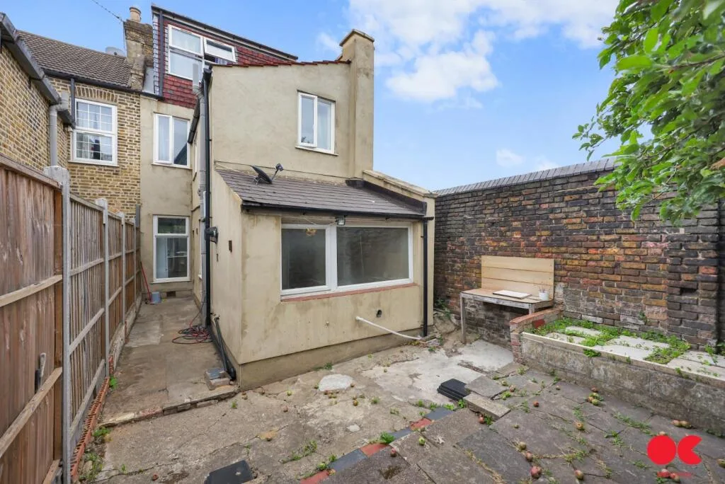 4 bedroom end of terrace house for rent