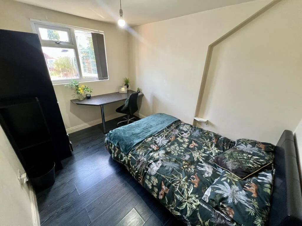 6 bedroom house for rent