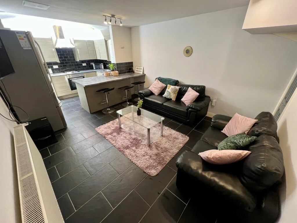 6 bedroom house for rent