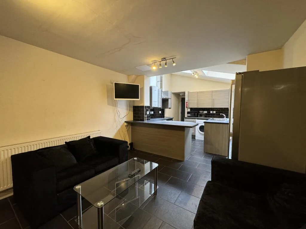 6 bedroom house for rent