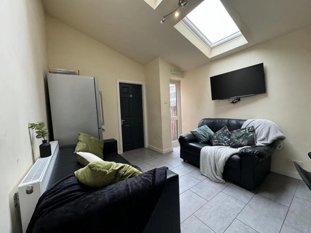 6 bedroom house for rent