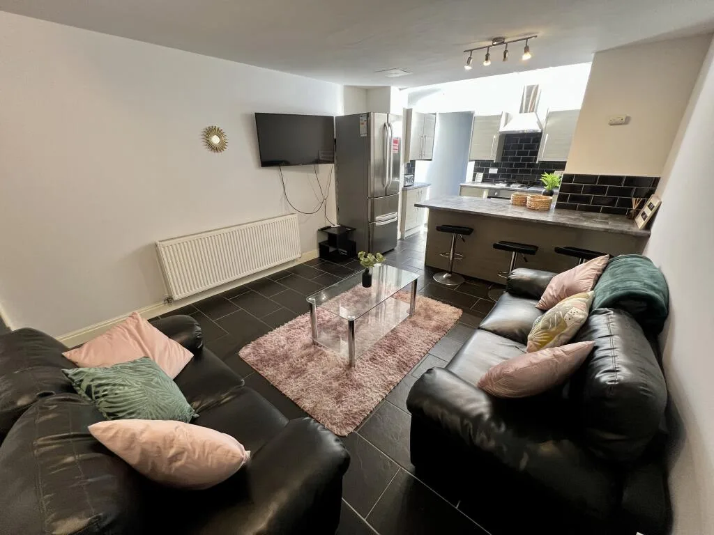 6 bedroom house for rent