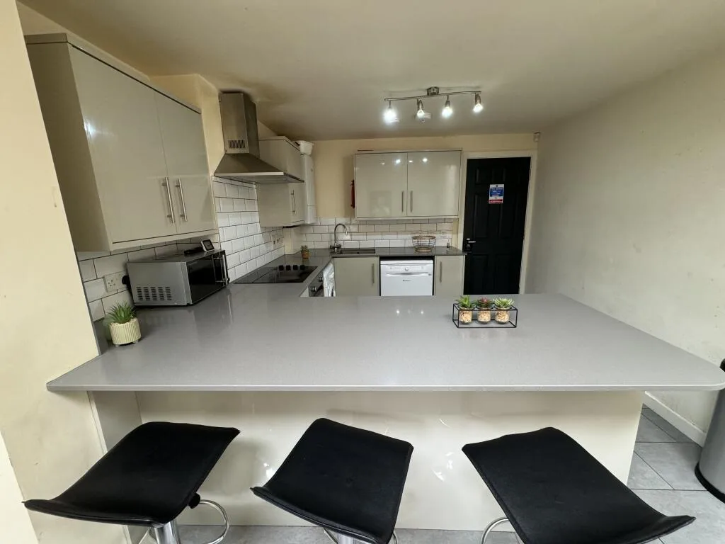 6 bedroom house for rent