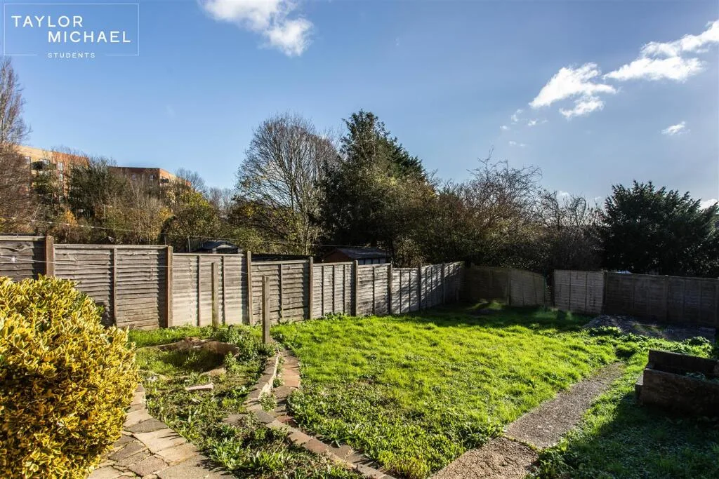 6 bedroom terraced house for rent