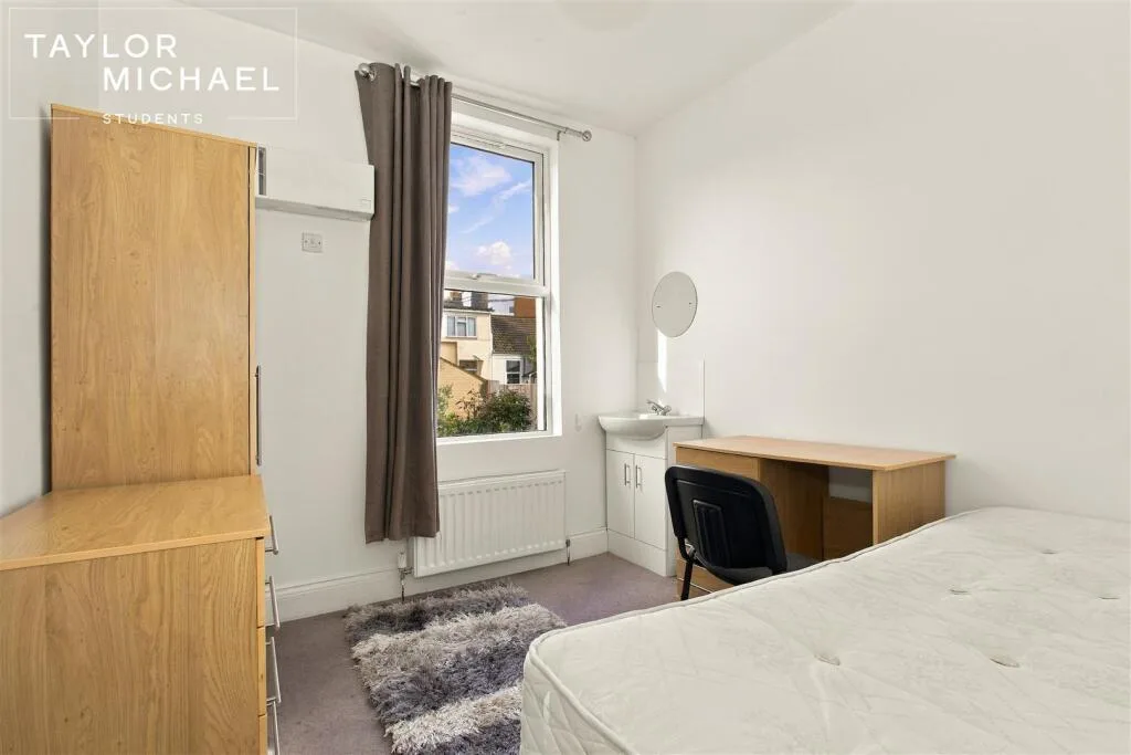 6 bedroom terraced house for rent