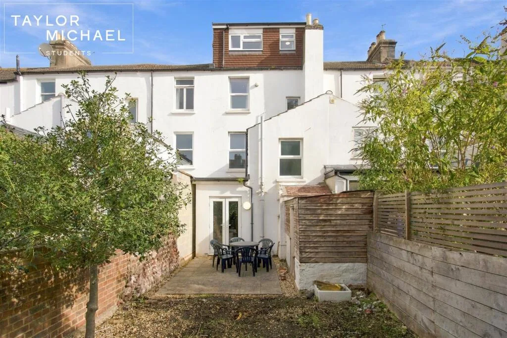 6 bedroom terraced house for rent