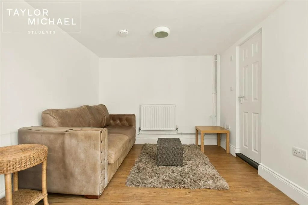 6 bedroom terraced house for rent