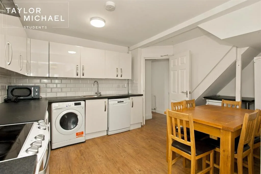 6 bedroom terraced house for rent