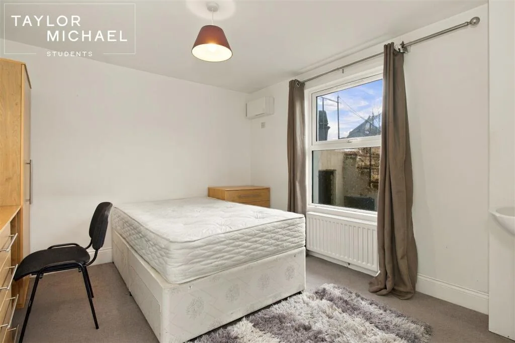 6 bedroom terraced house for rent