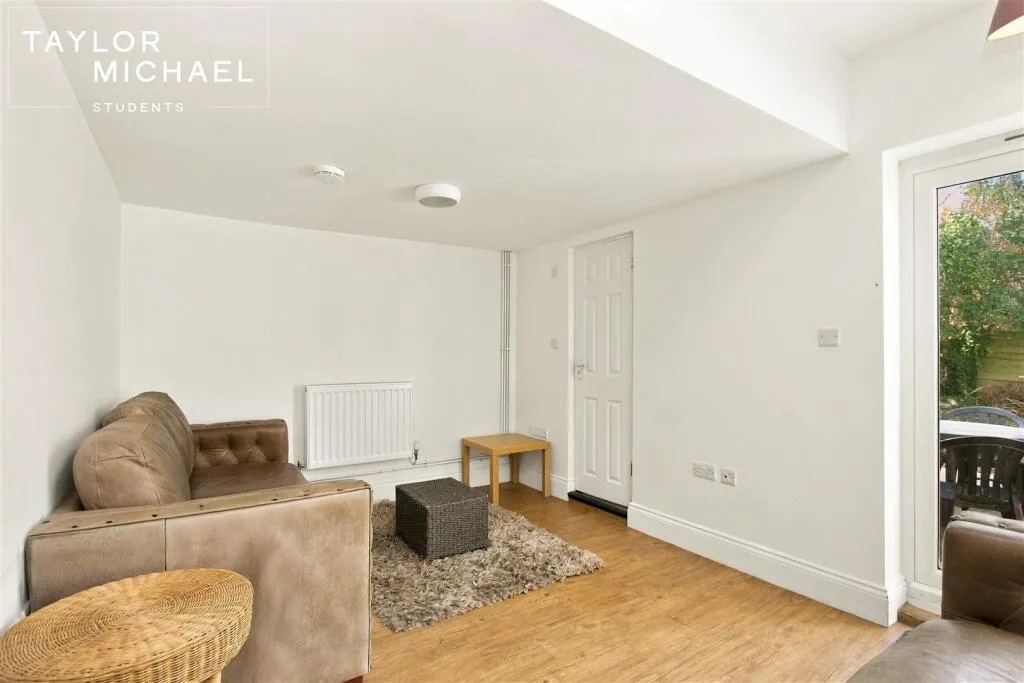 6 bedroom terraced house for rent