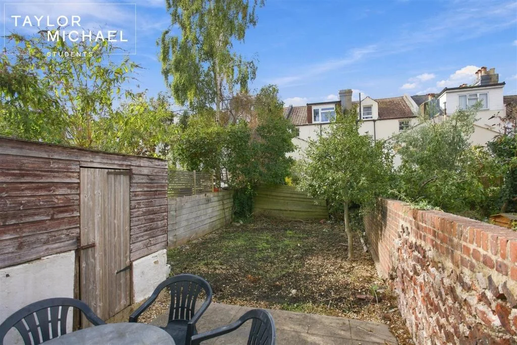 6 bedroom terraced house for rent