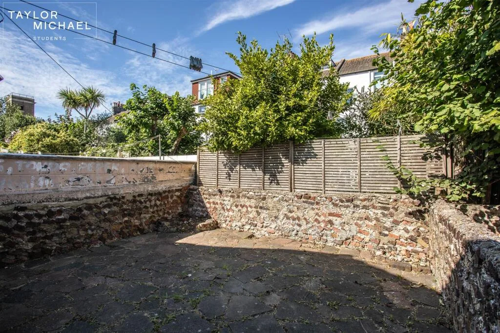 6 bedroom terraced house for rent