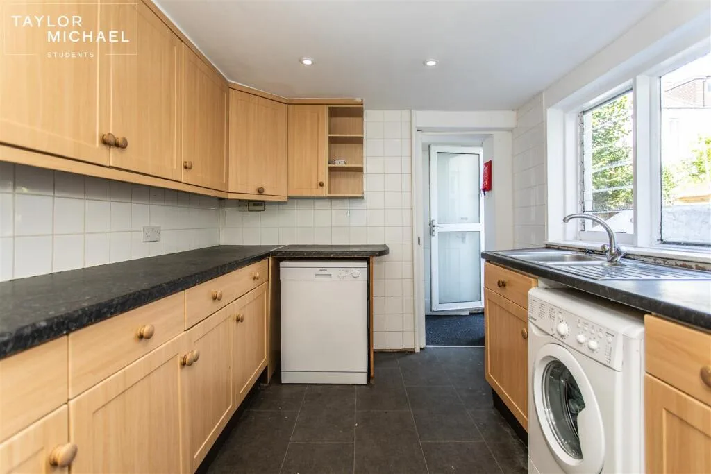 6 bedroom terraced house for rent