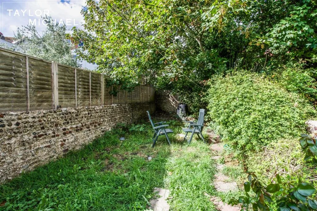 6 bedroom terraced house for rent