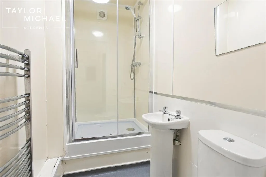 6 bedroom terraced house for rent