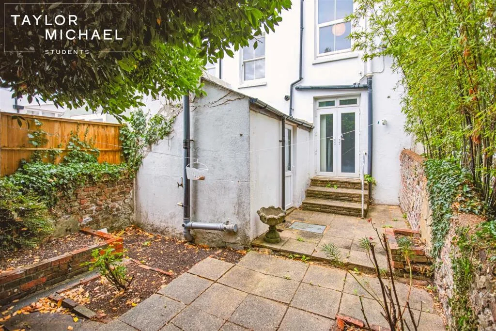 6 bedroom terraced house for rent