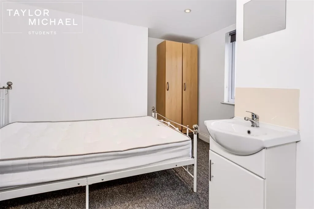 6 bedroom terraced house for rent
