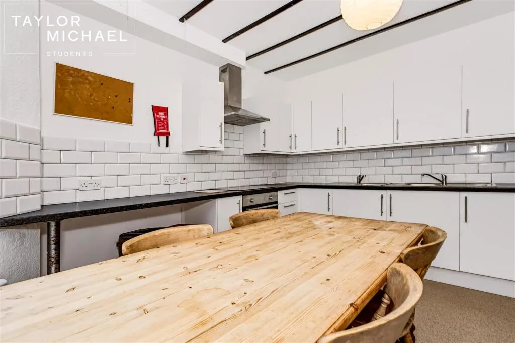 6 bedroom terraced house for rent