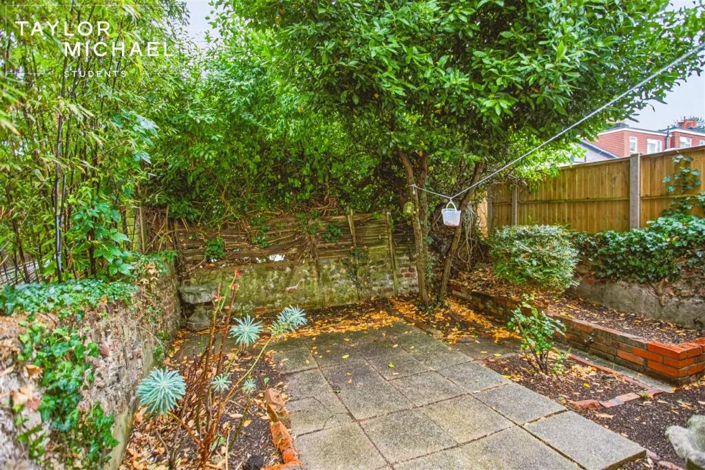 6 bedroom terraced house for rent