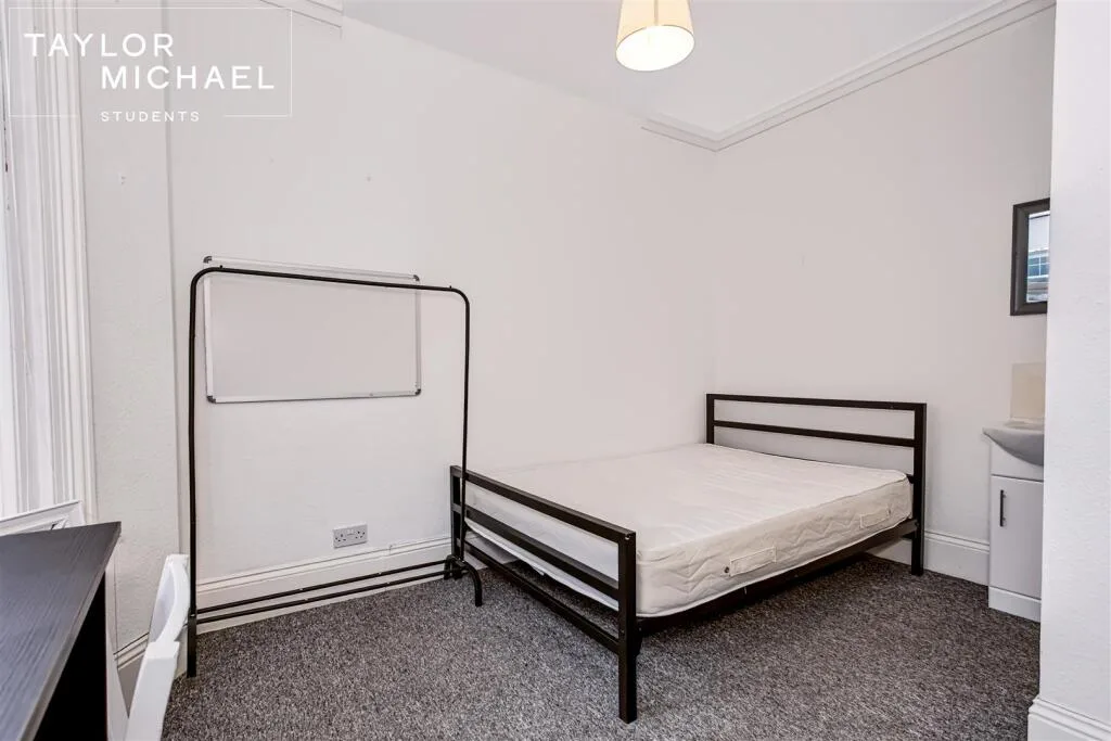 6 bedroom terraced house for rent