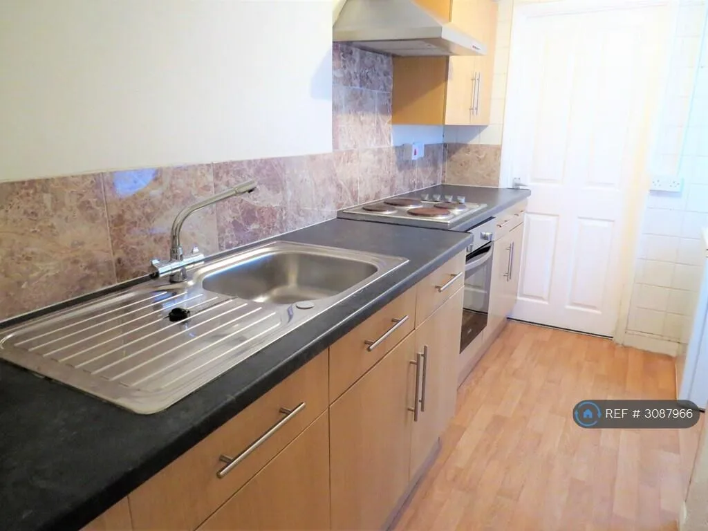 6 bedroom terraced house for rent