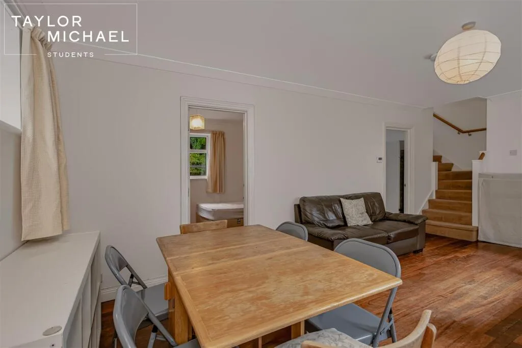 6 bedroom semi-detached house for rent
