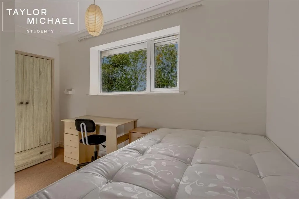 6 bedroom semi-detached house for rent