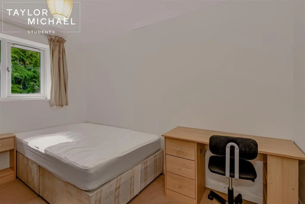 6 bedroom semi-detached house for rent