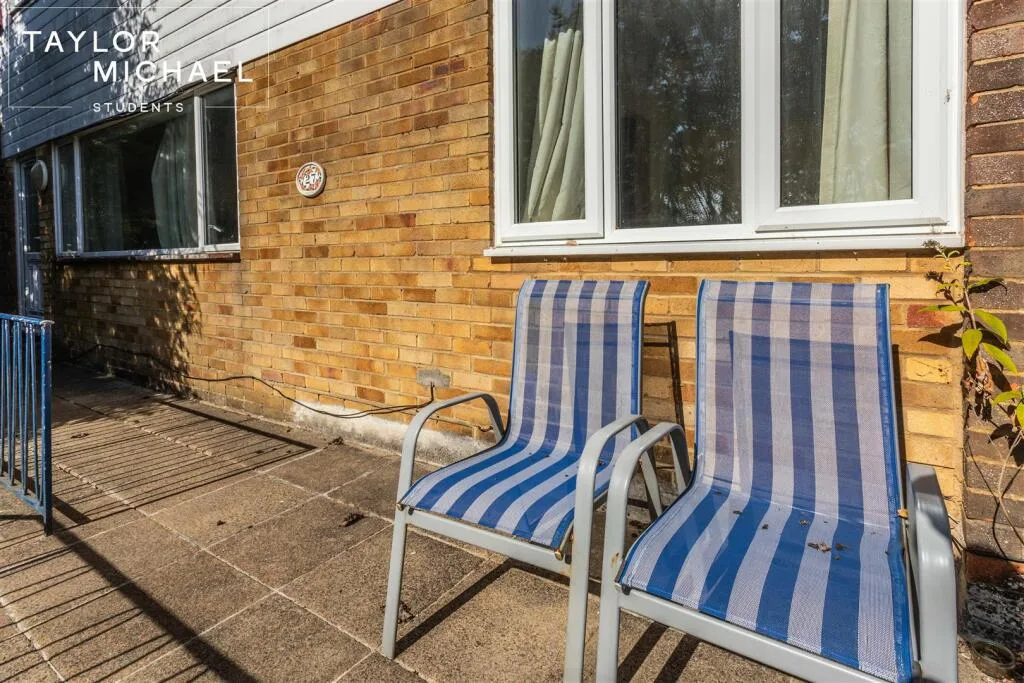 6 bedroom semi-detached house for rent