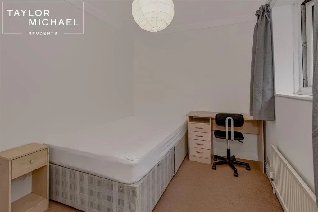 6 bedroom semi-detached house for rent