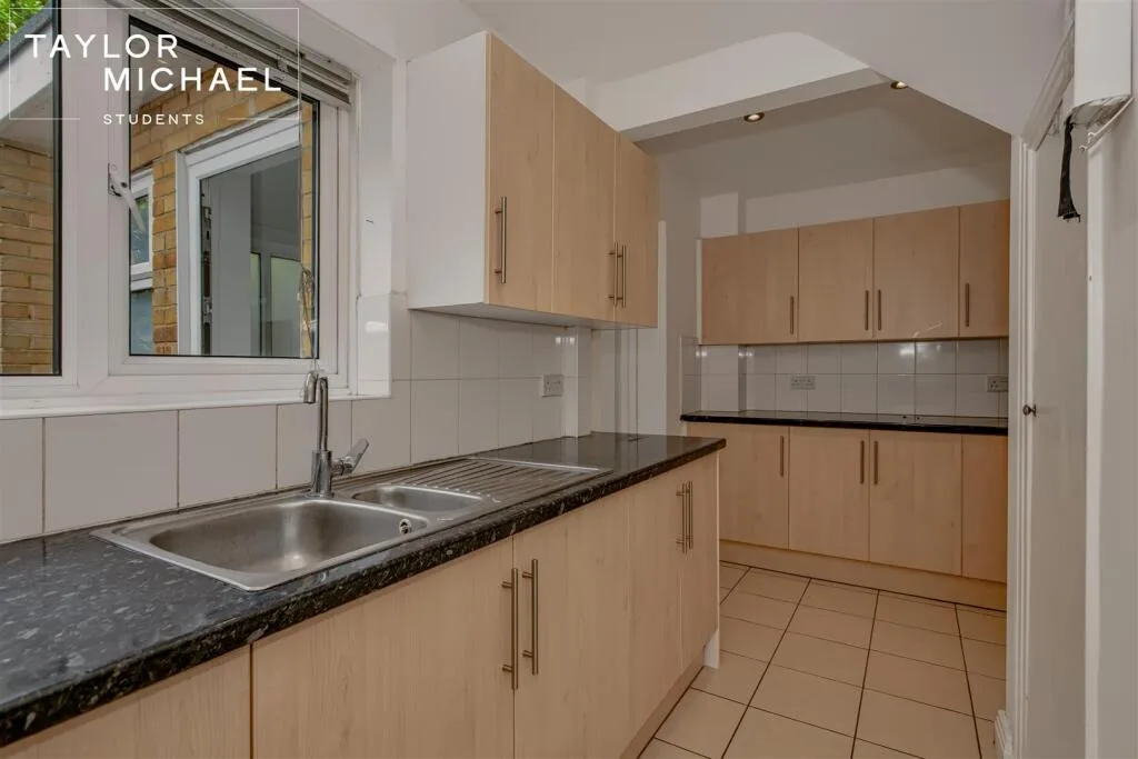 6 bedroom semi-detached house for rent