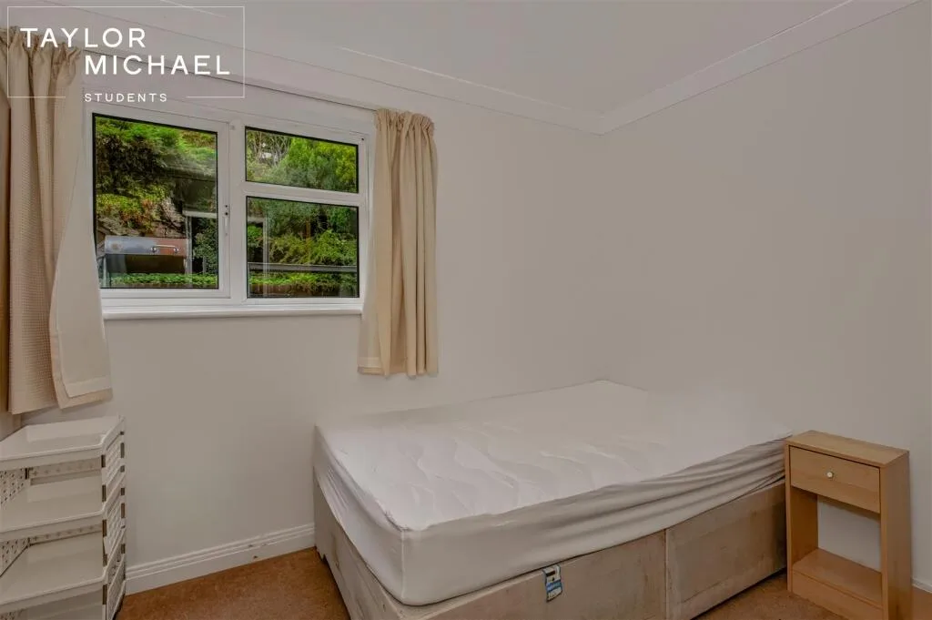 6 bedroom semi-detached house for rent