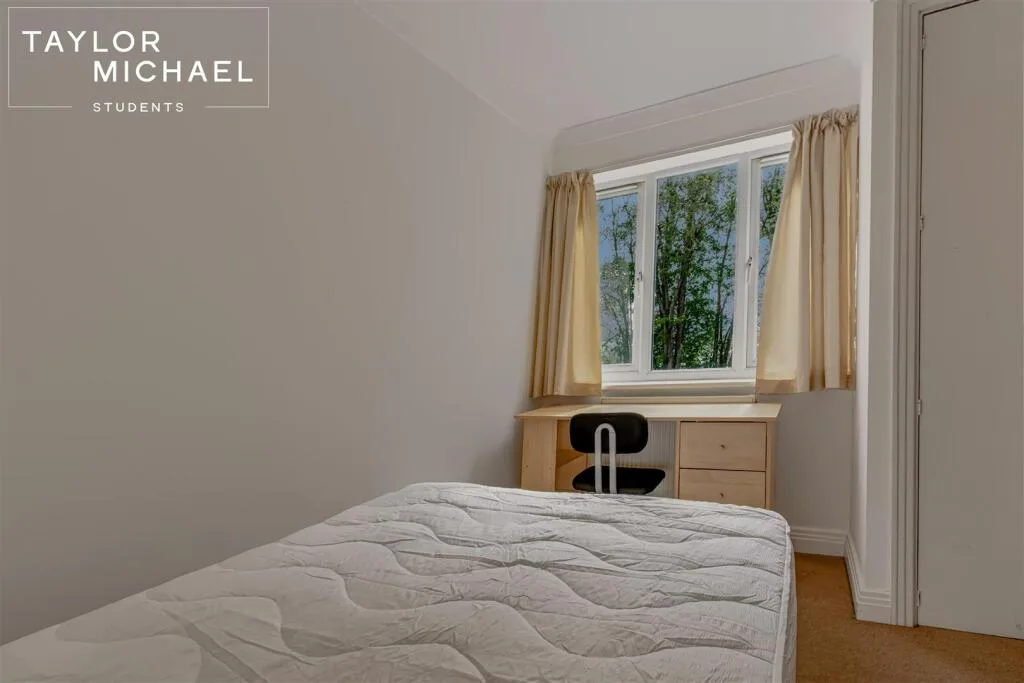 6 bedroom semi-detached house for rent