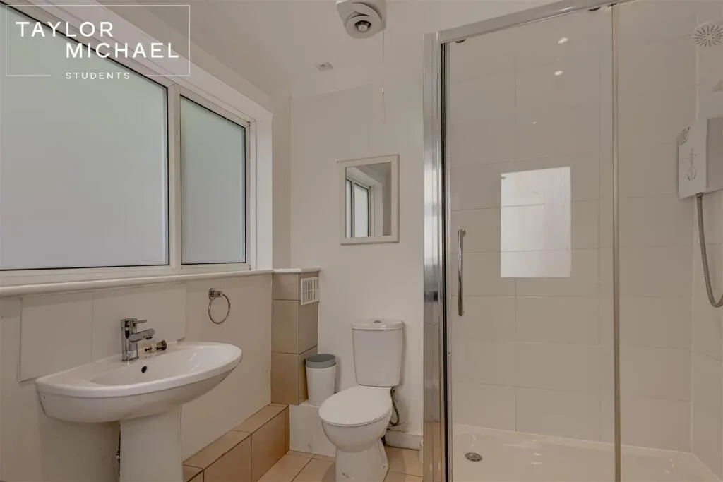 6 bedroom semi-detached house for rent