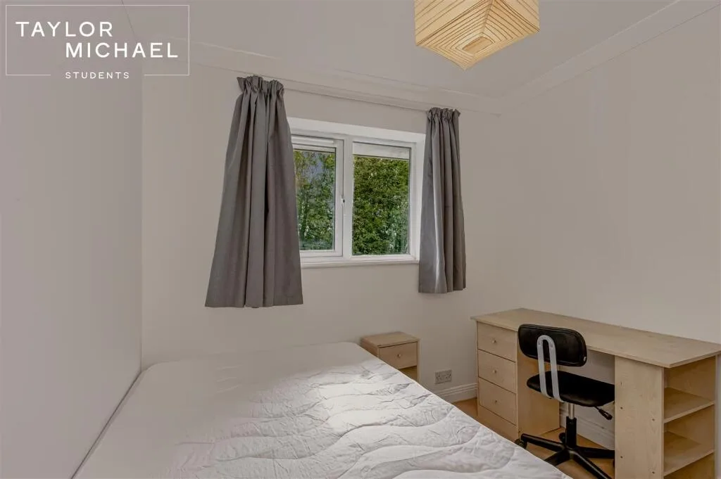 6 bedroom semi-detached house for rent