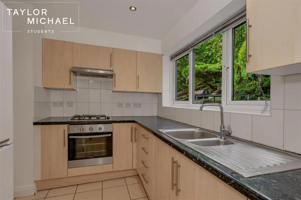 6 bedroom semi-detached house for rent