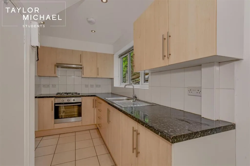 6 bedroom semi-detached house for rent