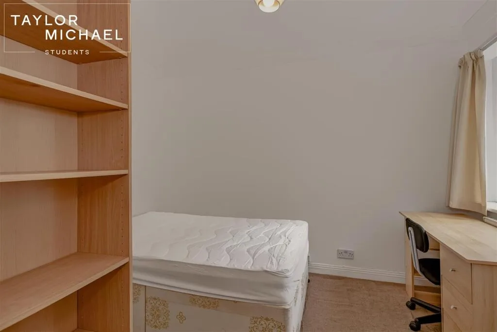 6 bedroom semi-detached house for rent