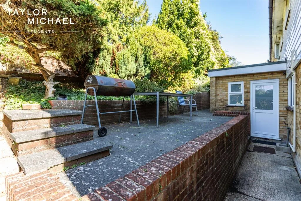 6 bedroom semi-detached house for rent