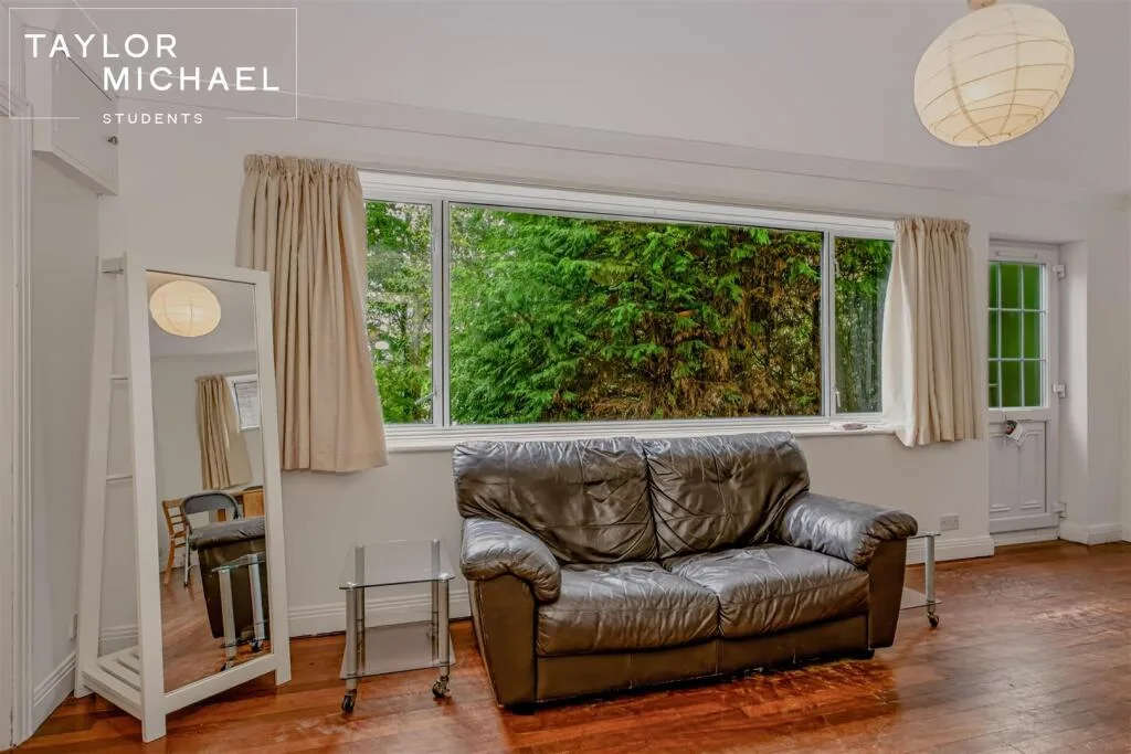 6 bedroom semi-detached house for rent