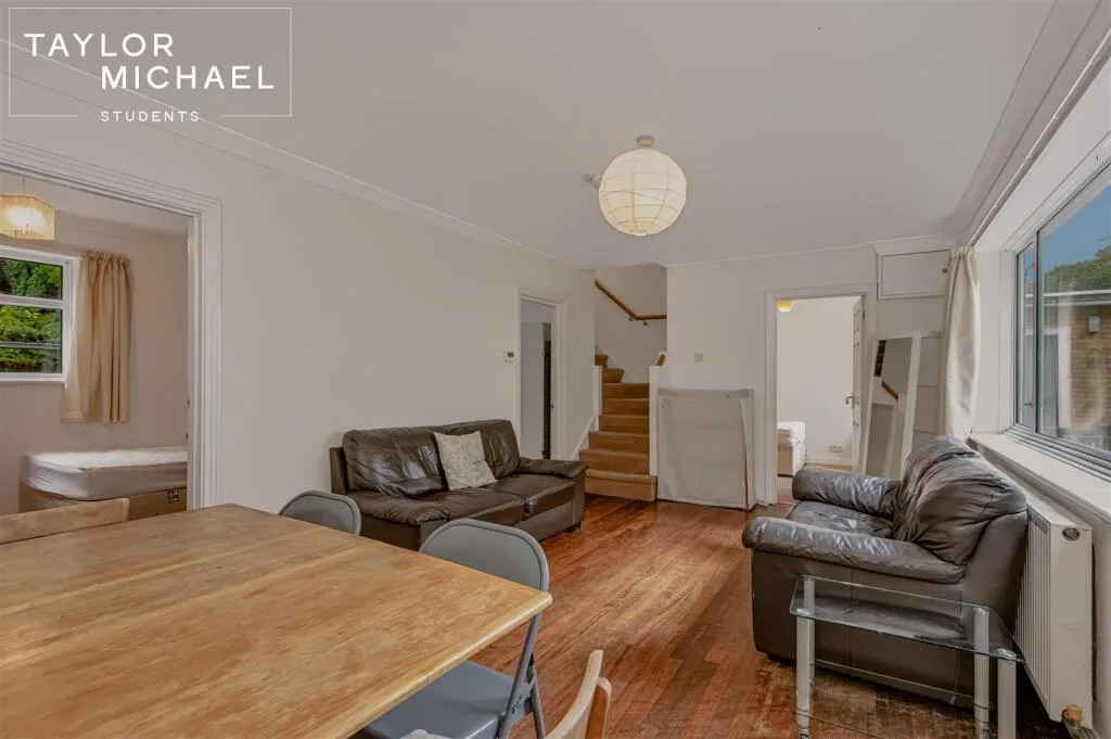 6 bedroom semi-detached house for rent