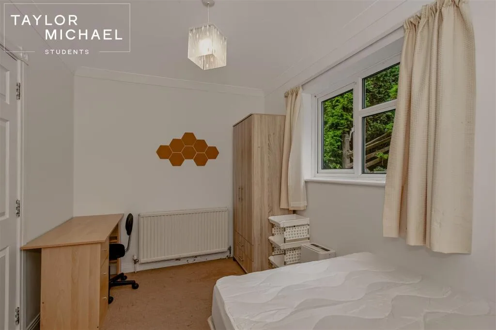 6 bedroom semi-detached house for rent